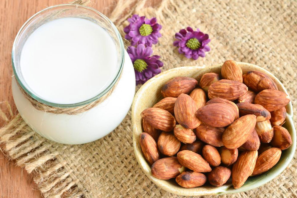7 Benefits of Almond Milk